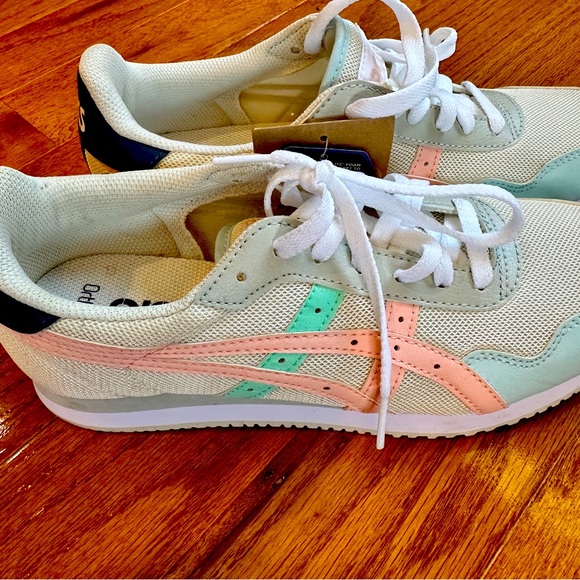 Sneakers - Picture 7 of 8